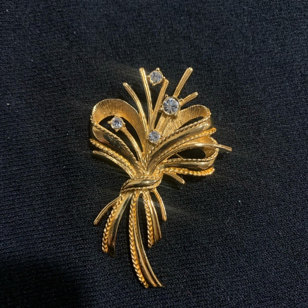 Vintage Avon Gold Tone Ribbon Bouquet With Clear Rhinestones 3” x 2”